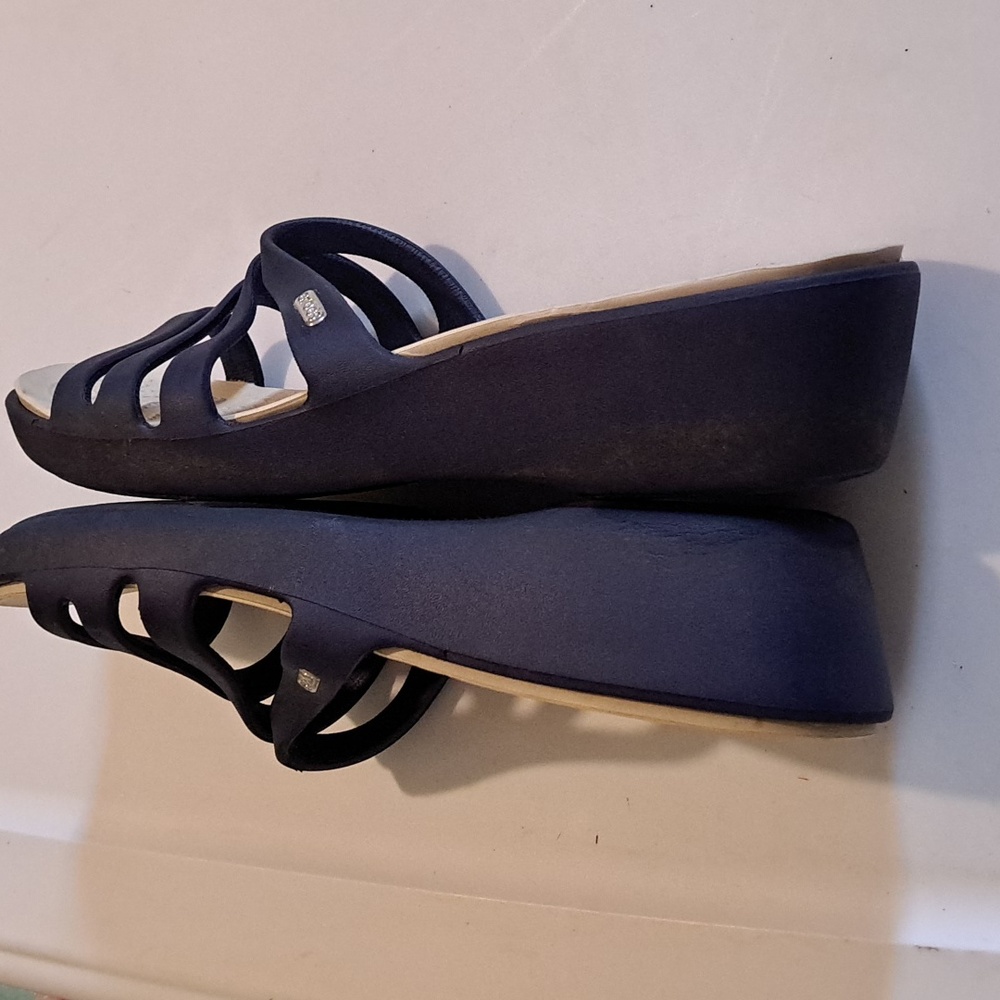 Crocs Rhonda Wedge Sandals Navy Blue Strappy Slide Women's Sz 8/9 - Picture 5 of 8